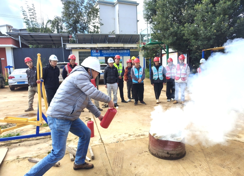 “全国消防日”建筑工程分公司在鲁纳光伏发电项目开展消防演练